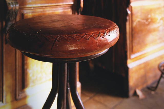 Meble – skąd wzięło się biurko, fotel i kanapa?