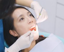 Z jakimi dolegliwościami należy zgłosić się do periodontologa?