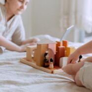 Dlaczego pomoce Montessori są drewniane?