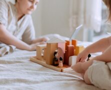 Dlaczego pomoce Montessori są drewniane?